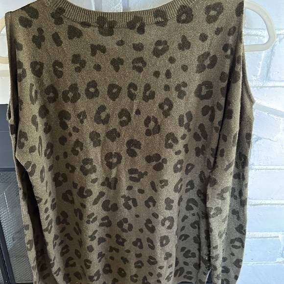 INC leopard print, olive green sweater. Cold shoulder, size S. - Picture 4 of 6